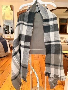 Treasure & Bond Fringed Knit Ruana in Black & Grey